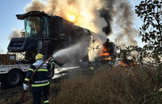 Carreta pega fogo em Mato Grosso e colheitadeira fica destruída