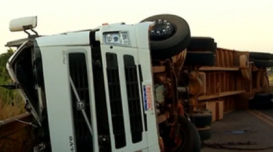 Motorista e 40 bois morrem após veículo tombar em rodovia de Goiás