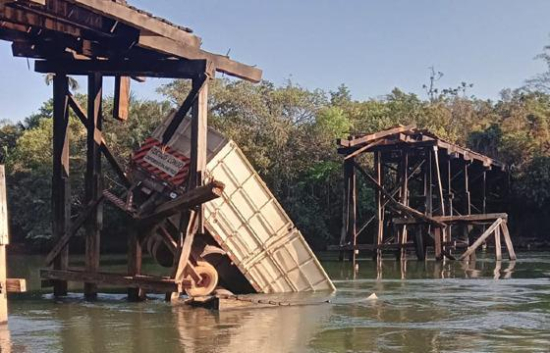 Motorista tenta atravessar ponte e caminhão cai no Rio das Mortes