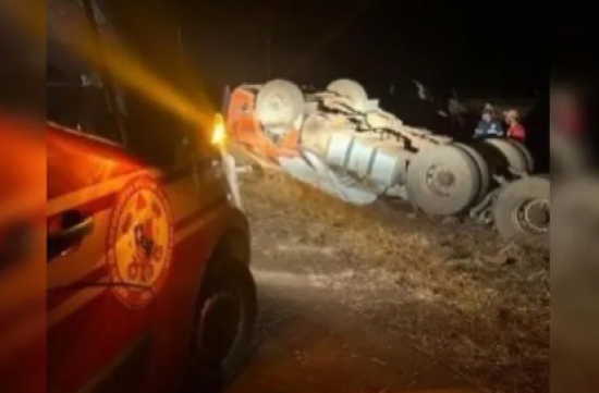 Cinco pessoas morrem após caminhão tombar em rodovia de MT