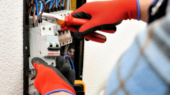 Concessionária de energia é condenada por cortar luz de consumidor sem aviso prévio