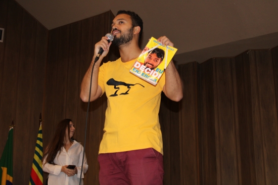 Humorista de “A Praça É Nossa” faz show em Barra do Garças e arranca elogios