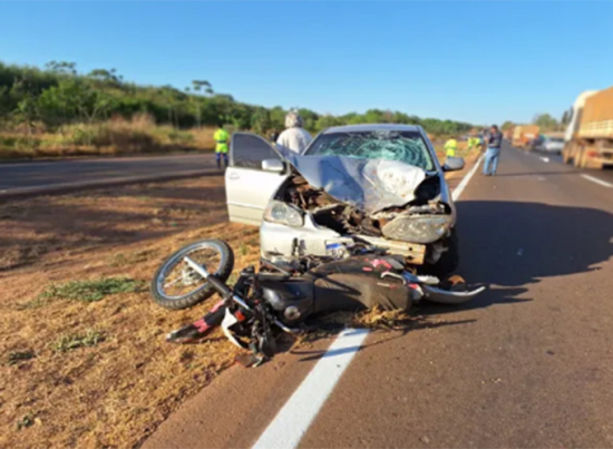 Motociclista se envolve em acidente com carro e morre após ser atropelado por carreta