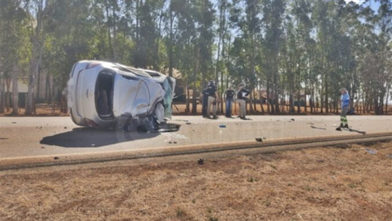 Filho dorme ao volante, bate e capota carro e pai que estava de passageiro morre preso as ferragens