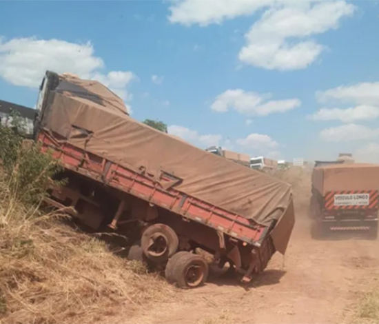 Três carretas se envolvem em acidente na BR-163