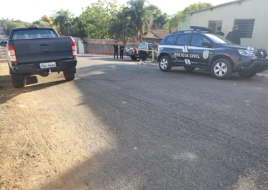 Casal torturado e obrigado a cavar a própria cova por 'dívida' de R$ 33 mil é resgatado e 7 são presos em MT