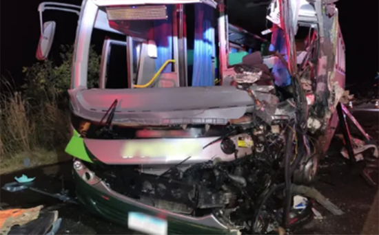 Motorista de caminhão morre após bater contra ônibus na BR-452