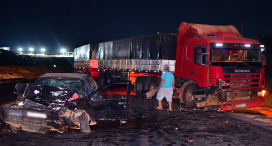 Mulher que ficou presa às ferragens após batida entre carro e carreta morre em Hospital