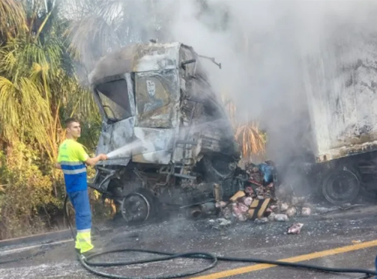 Carreta fica destruída após pegar fogo na BR-163
