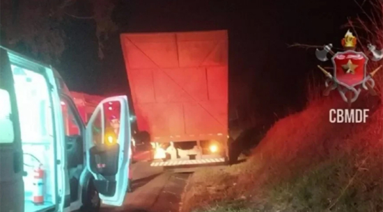 Mulher morre após se jogar de caminhão em movimento com filha nos braços