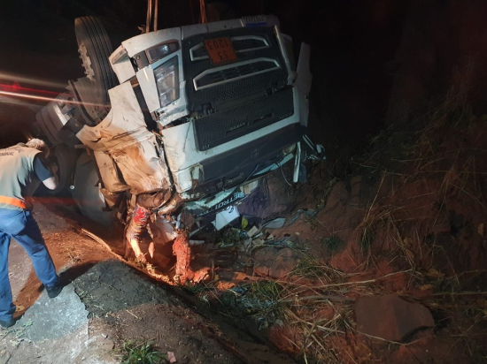 Carreta que levava combustível tomba na serra da Petrovina
