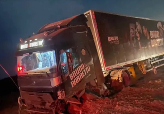 Picape bate em carreta de dupla sertaneja e motorista morre preso às ferragens entre RO e MT
