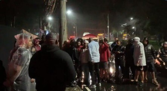 Torcedores protestam em frente à festa de aniversário de Gabigol