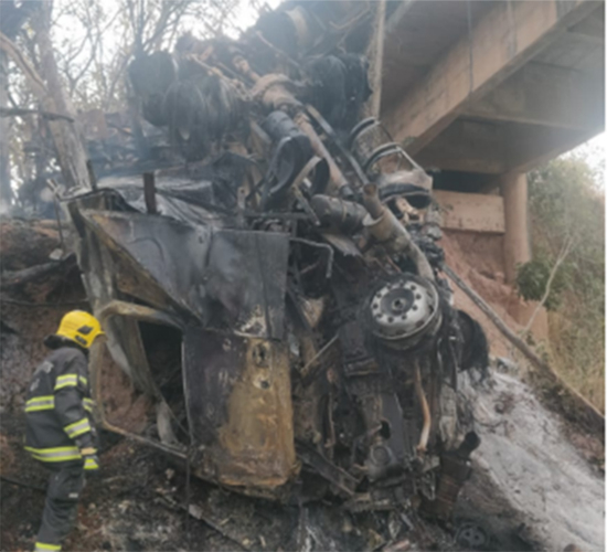 Carreta cai de ponte e pega fogo após colisão com caminhonete sobre ponte da GO-164