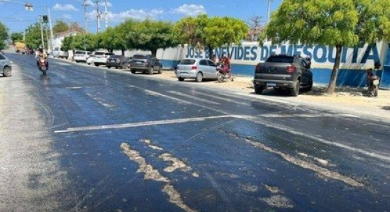 Forte calor derrete asfalto e faz pneus de carros grudarem