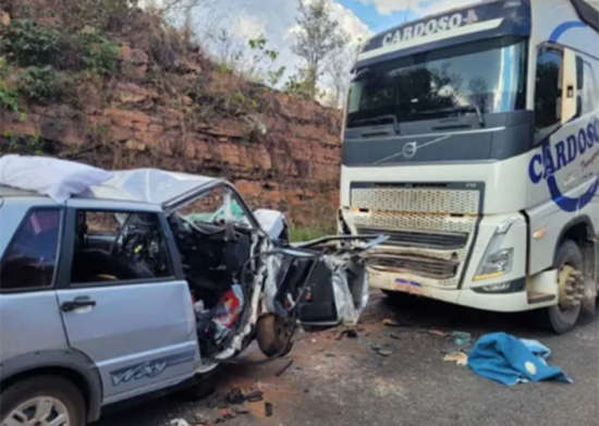 Família morre em acidente entre carro e caminhão na BR-070