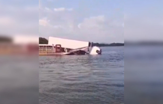 Parte de caminhão cai no rio Araguaia durante travessia de balsa