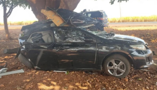Colisão com árvore deixa motorista morto e passageiro ferido