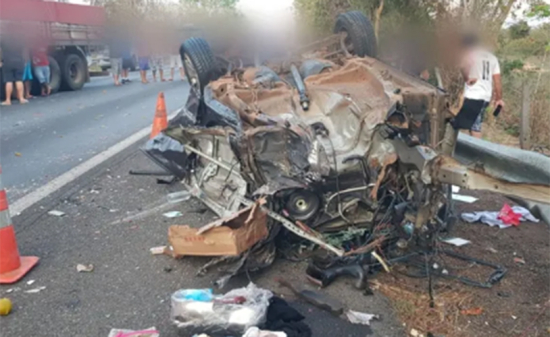 Três mulheres morrem após carro bater contra caminhão e ficar totalmente destruído; criança sobrevive