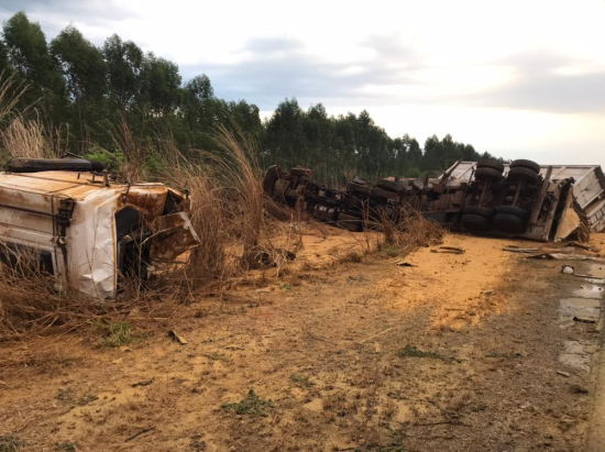 Acidente envolvendo caminhões deixa duas pessoas mortas na BR-163 em MT