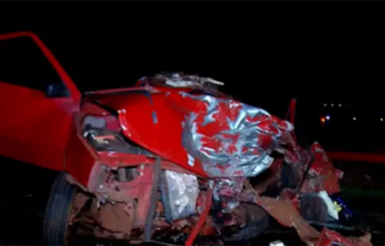 Acidente mata vendedor e deixa carro retorcido