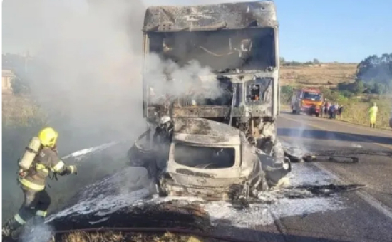 Acidente entre carro e carreta deixa motorista morto