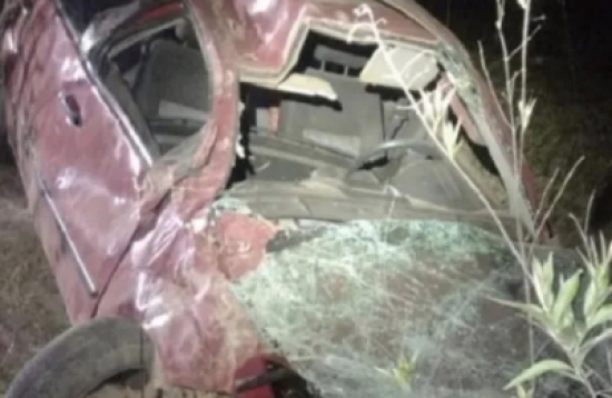 Mãe e filho de 2 anos morrem após carro capotar 