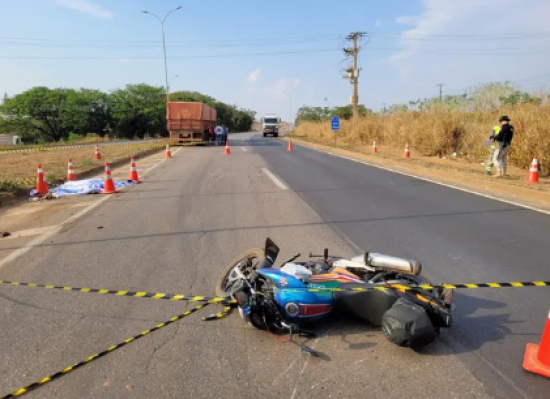 Homem morre atropelado por carreta enquanto filmava acidente