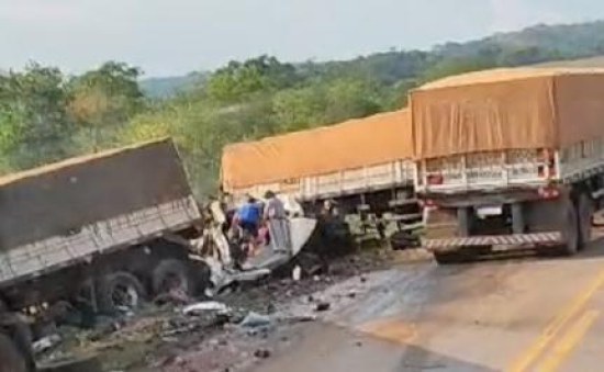 Motorista fica preso às ferragens em acidente entre 3 carretas