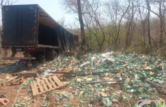 Suspeitos de saquear carga de cerveja de carreta tombada na BR-070 são identificados