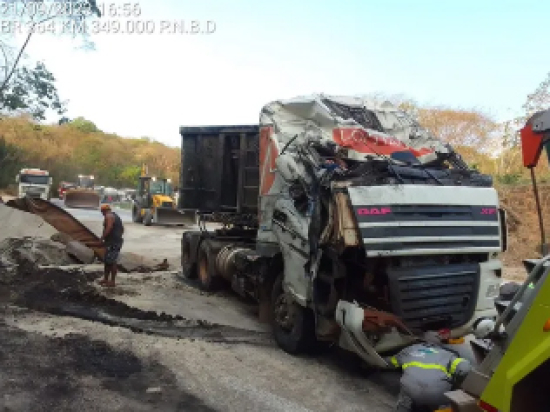 Dois morrem e um terceiro fica ferido após acidente com carreta carregada de adubo em rodovia de MT