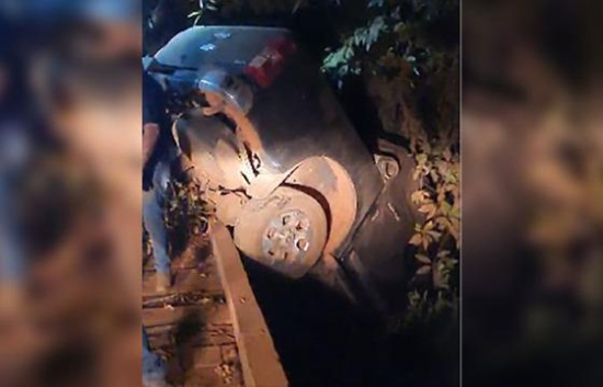 Motorista perde controle de carro e cai dentro de córrego no Araguaia; vídeo