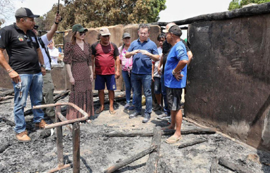 “Eu não poderia deixar de vir pessoalmente atender meus irmãos”, declara primeira-dama de MT em aldeia atingida por fogo