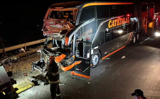 Acidente envolvendo ônibus e carreta deixa feridos na BR-040