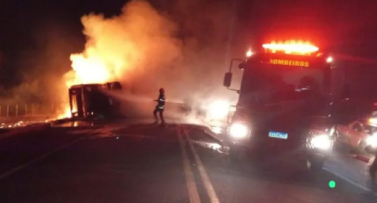 Motorista morre carbonizado após carreta tombar e pegar fogo em MT