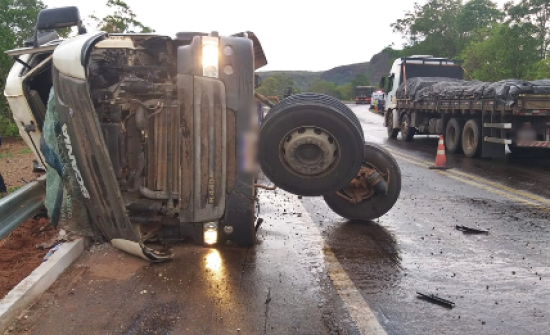 Carreta carregada de pedra tomba e passageiro é esmagado na MT-130