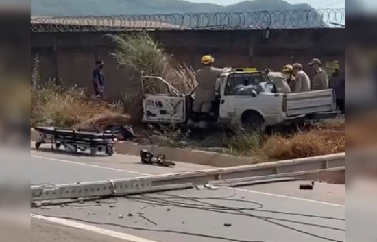 Carro bate em poste no anel viário e motorista é socorrido em Barra do Garças