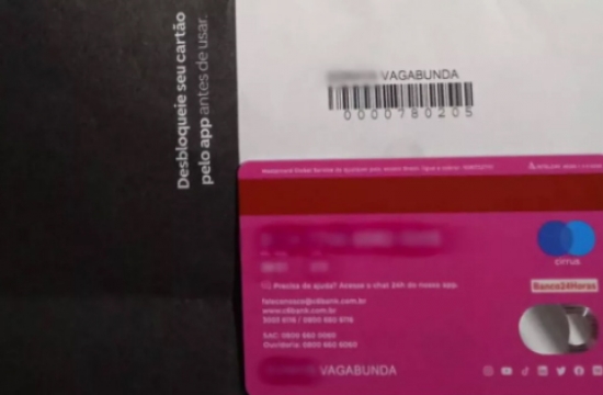 Mulher tem sobrenome trocado por 'vagabunda' em cartão de crédito e pede indenização de R$ 50 mil