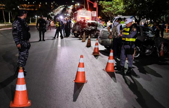 Em apenas quatro horas de atuação da Operação Lei Seca, mais de 30 veículos foram recolhidos.