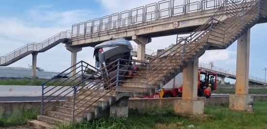 Motorista morre após carro capotar e parar ‘em pé’ em passarela da BR-060
