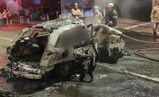 Testemunha conta que tentou socorrer vítima de acidente de carro que bateu em árvore e pegou fogo: ‘Pedia para não morrer’