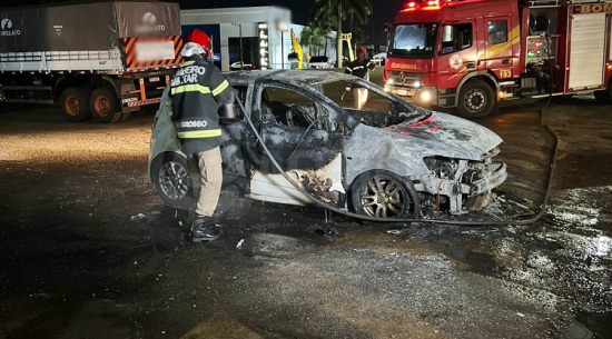 Carro pega fogo e fica destruído após veículo passar por revisão em oficina mecânica