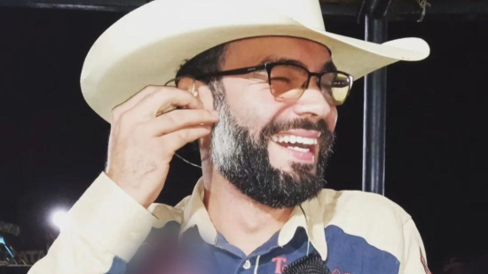 Cartão sem limite e sumiço: como agia locutor de rodeio suspeito de aplicar golpes em bares, barbearia e prostíbulo em Goiás