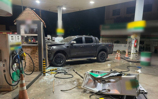 Motorista é presa por dirigir bêbada após invadir posto de combustíveis e derrubar bomba, diz polícia