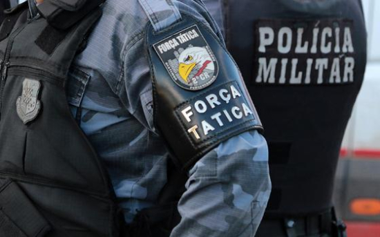 Bandidos fazem reféns em assalto, mas são presos pela PM