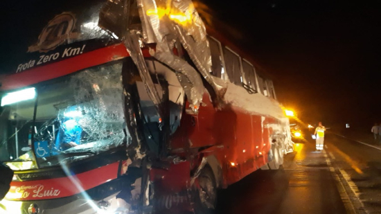 Passageiro morre em acidente entre ônibus e caminhão 