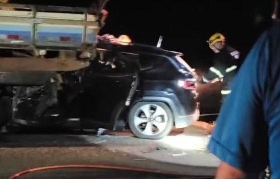 Idoso bate carro em caminhão e fica preso às ferragens na BR-158 próximo a Indianópolis
