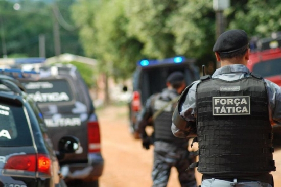 FORÇA TÁTICA PRENDE HOMEM APÓS FURTAR RESIDÊNCIA E RECUPERA NOTEBOOK