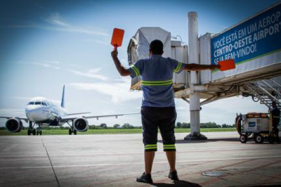Procon alerta consumidores sobre golpes envolvendo passagens aéreas 
