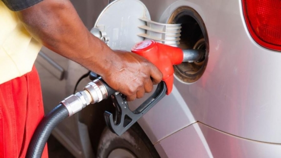 Auxílio-gasolina para brasileiros: conheça o valor e as datas de pagamento